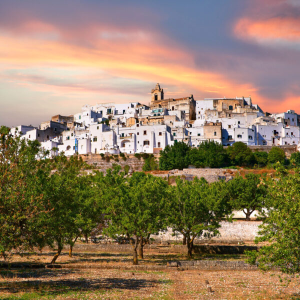 D25JE7 The medieval white fortified hill town walls of Ostuni, The White Town, Puglia, Italy.. Image shot 2012. Exact date unknown.